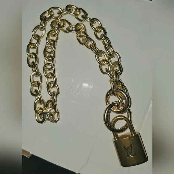 Louis Vuitton Lock ๐ Necklace - Picture 7 of 9